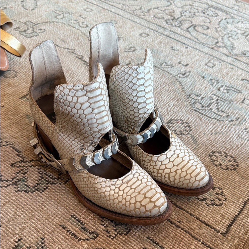 Freebird Blade Stylish Cream Cutout Booties White snake